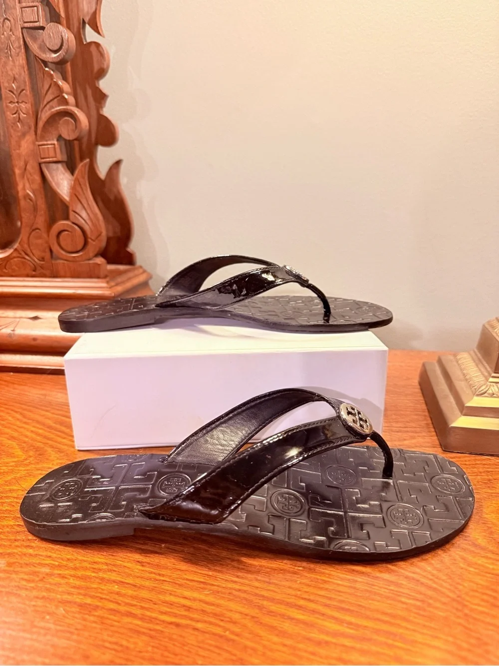 Tory Burch Thora Black Patent Leather Silver Logo Thong Sandals Size 8